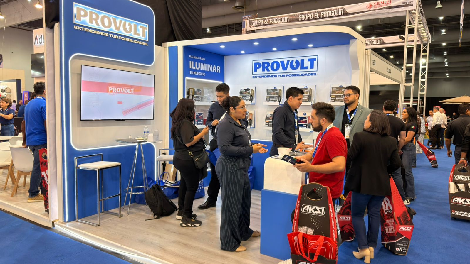 Equipo PROVOLT atendiendo visitantes en Expo Nacional Ferretera