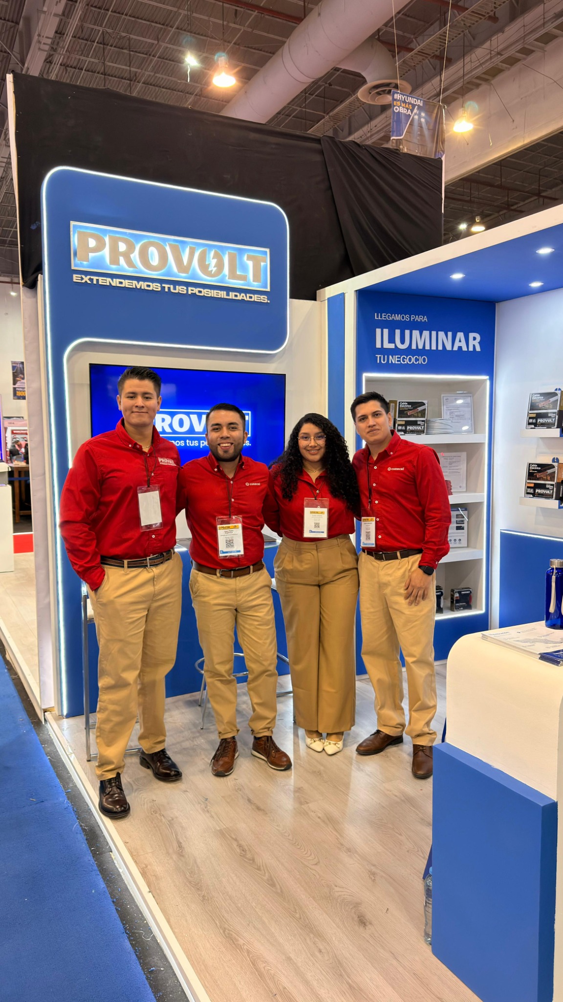 Equipo PROVOLT en el stand de Expo Nacional Ferretera