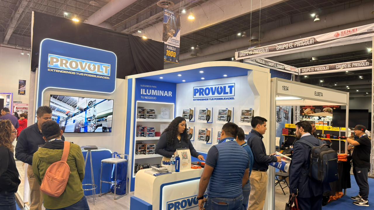 Visitantes conversando con PROVOLT durante la exposición